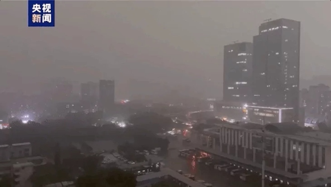 Lốc xoáy mạnh khiến 5 người chết và 33 người bị thương ở Quảng Châu (Trung Quốc) - Ảnh 1.
