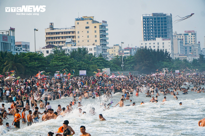 Vạn người đổ về bãi biển Sầm Sơn trong ngày nắng nóng đỉnh điểm - Ảnh 14.