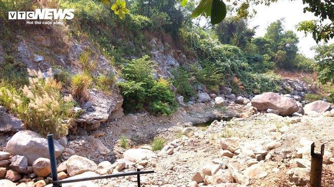Hạn hán khốc liệt, dòng suối du lịch nổi tiếng Đà Nẵng cạn trơ đáy - Ảnh 3.