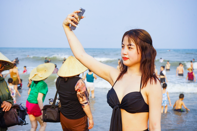 Vạn người đổ về bãi biển Sầm Sơn trong ngày nắng nóng đỉnh điểm - Ảnh 4.