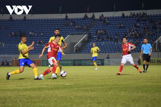 Khoảnh khắc đẹp trận cầu giữa ngôi sao bóng đá Việt Nam và Brazil trên SVĐ Hòa Xuân - Ảnh 9.