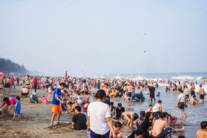 Vạn người đổ về bãi biển Sầm Sơn trong ngày nắng nóng đỉnh điểm - Ảnh 3.