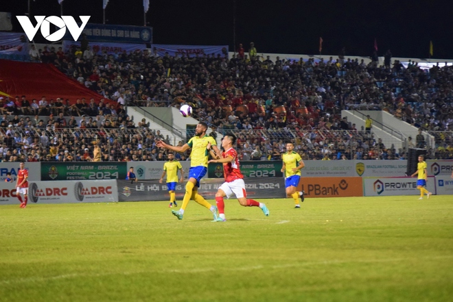 Khoảnh khắc đẹp trận cầu giữa ngôi sao bóng đá Việt Nam và Brazil trên SVĐ Hòa Xuân - Ảnh 8.