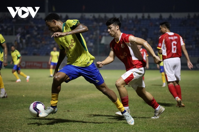 Khoảnh khắc đẹp trận cầu giữa ngôi sao bóng đá Việt Nam và Brazil trên SVĐ Hòa Xuân - Ảnh 6.