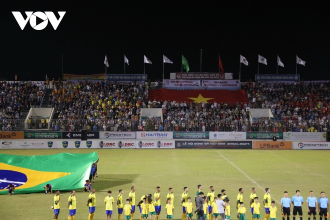 Khoảnh khắc đẹp trận cầu giữa ngôi sao bóng đá Việt Nam và Brazil trên SVĐ Hòa Xuân - Ảnh 5.