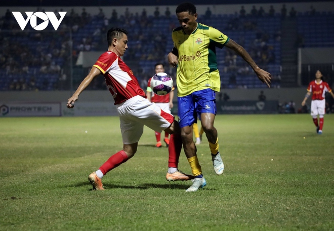 Khoảnh khắc đẹp trận cầu giữa ngôi sao bóng đá Việt Nam và Brazil trên SVĐ Hòa Xuân - Ảnh 3.