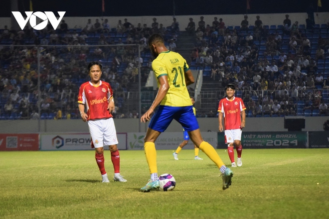 Khoảnh khắc đẹp trận cầu giữa ngôi sao bóng đá Việt Nam và Brazil trên SVĐ Hòa Xuân - Ảnh 2.