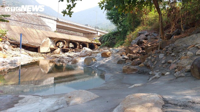Hạn hán khốc liệt, dòng suối du lịch nổi tiếng Đà Nẵng cạn trơ đáy - Ảnh 12.