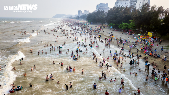 Vạn người đổ về bãi biển Sầm Sơn trong ngày nắng nóng đỉnh điểm - Ảnh 13.