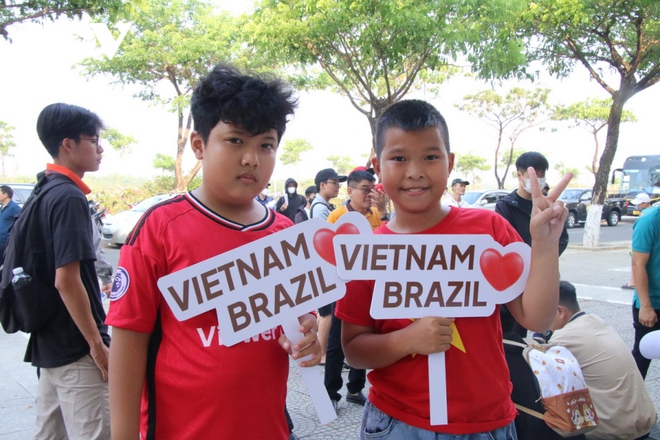Khoảnh khắc đẹp trận cầu giữa ngôi sao bóng đá Việt Nam và Brazil trên SVĐ Hòa Xuân - Ảnh 18.