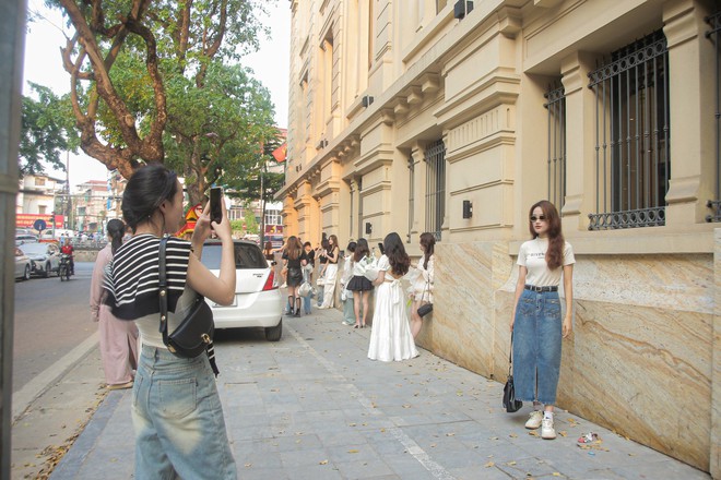 Giới trẻ xếp hàng dài check-in bức tường đậm chất Thượng Hải trên phố Lò Sũ - Ảnh 11.