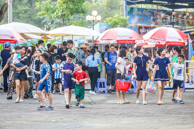 Nắng nóng nung người, người dân đổ về công viên nước ngày nghỉ lễ - Ảnh 4.