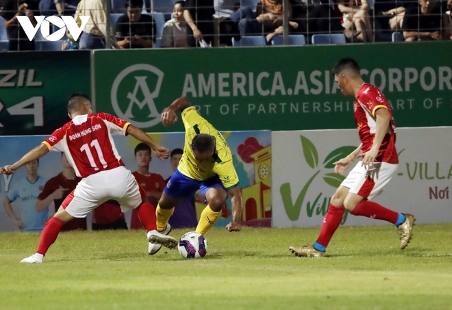 Khoảnh khắc đẹp trận cầu giữa ngôi sao bóng đá Việt Nam và Brazil trên SVĐ Hòa Xuân - Ảnh 17.