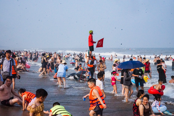 Vạn người đổ về bãi biển Sầm Sơn trong ngày nắng nóng đỉnh điểm - Ảnh 11.