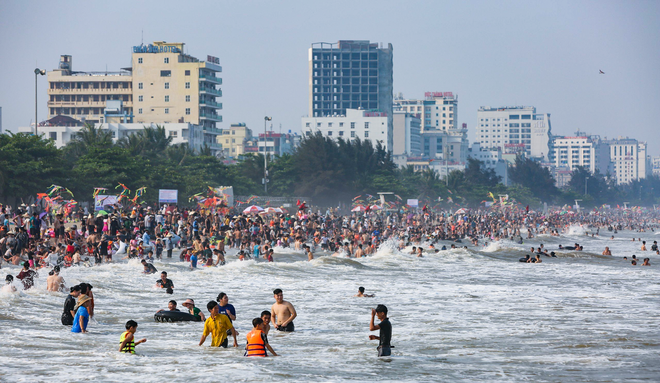 Vạn người đổ về bãi biển Sầm Sơn trong ngày nắng nóng đỉnh điểm - Ảnh 10.