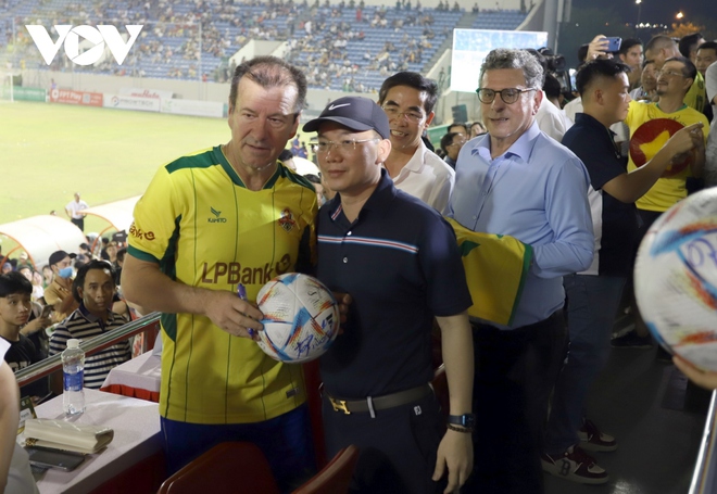 Khoảnh khắc đẹp trận cầu giữa ngôi sao bóng đá Việt Nam và Brazil trên SVĐ Hòa Xuân - Ảnh 15.