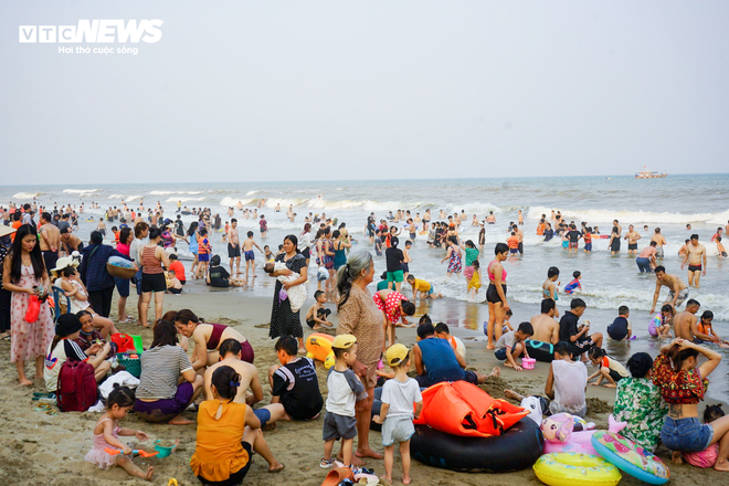 Vạn người đổ về bãi biển Sầm Sơn trong ngày nắng nóng đỉnh điểm - Ảnh 9.