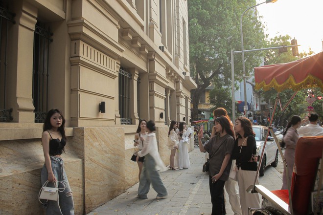 Giới trẻ xếp hàng dài check-in bức tường đậm chất Thượng Hải trên phố Lò Sũ - Ảnh 8.