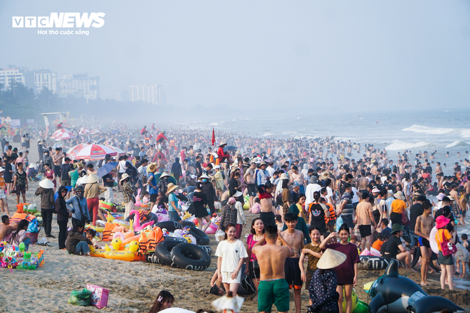 Vạn người đổ về bãi biển Sầm Sơn trong ngày nắng nóng đỉnh điểm - Ảnh 7.