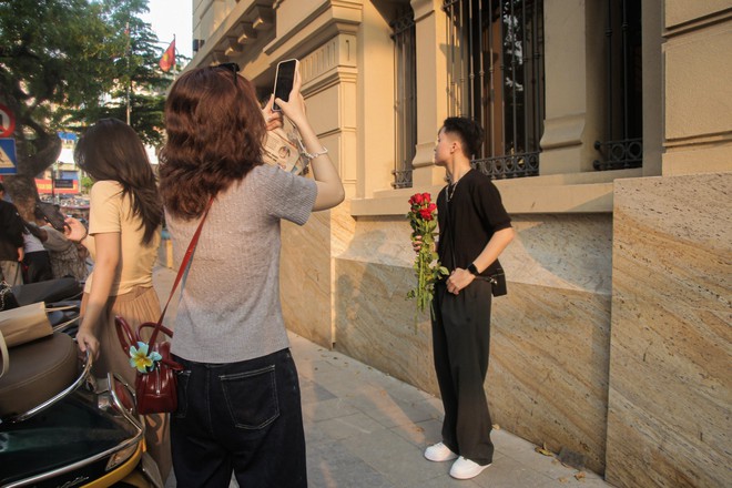 Giới trẻ xếp hàng dài check-in bức tường đậm chất Thượng Hải trên phố Lò Sũ - Ảnh 6.