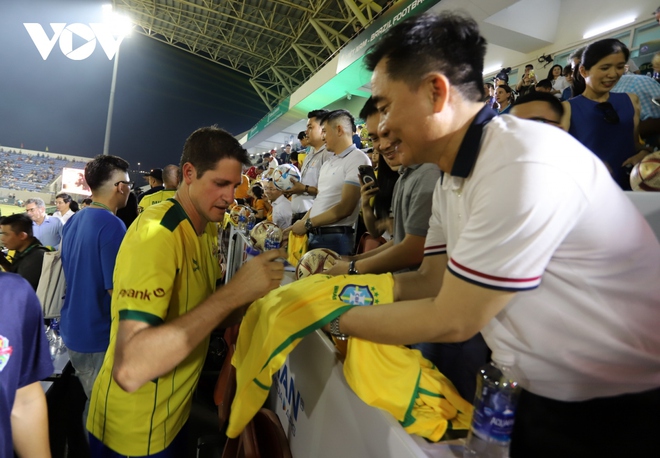 Khoảnh khắc đẹp trận cầu giữa ngôi sao bóng đá Việt Nam và Brazil trên SVĐ Hòa Xuân - Ảnh 12.