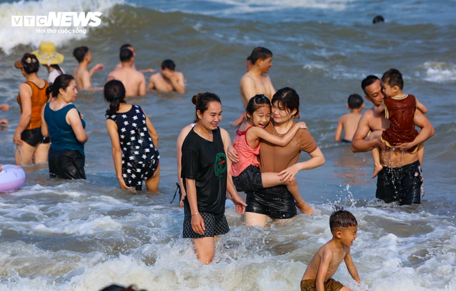 Vạn người đổ về bãi biển Sầm Sơn trong ngày nắng nóng đỉnh điểm - Ảnh 6.