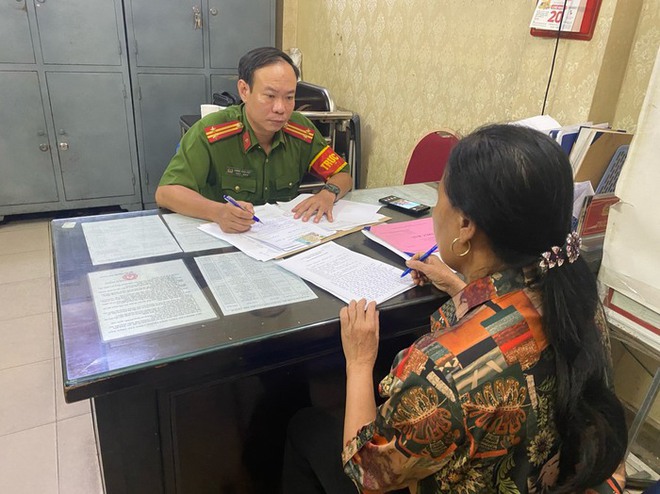 Người phụ nữ b&aacute;n 3 quả dứa gi&aacute; 500.000 đồng đ&atilde; tr&igrave;nh diện C&ocirc;ng an - Ảnh 1.
