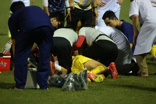 Cầu thủ CLB Thanh Hóa đổ gục bất động khiến cổ động viên hốt hoảng - Ảnh 1.