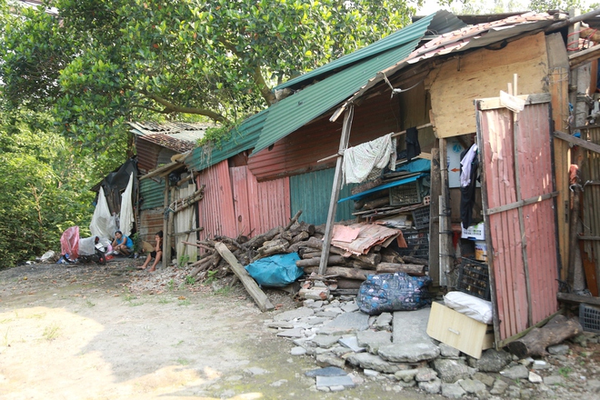 Người dân khu trọ ổ chuột oằn mình chống chọi nắng nóng 40 độ C ở Hà Nội - Ảnh 3.