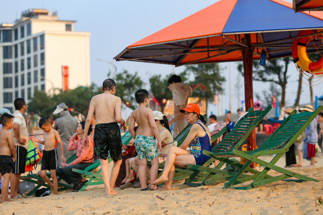 Hàng vạn người đổ xô đến bãi biển đẹp nhất Hà Tĩnh, nhiều khách sạn ‘cháy phòng’ - Ảnh 6.