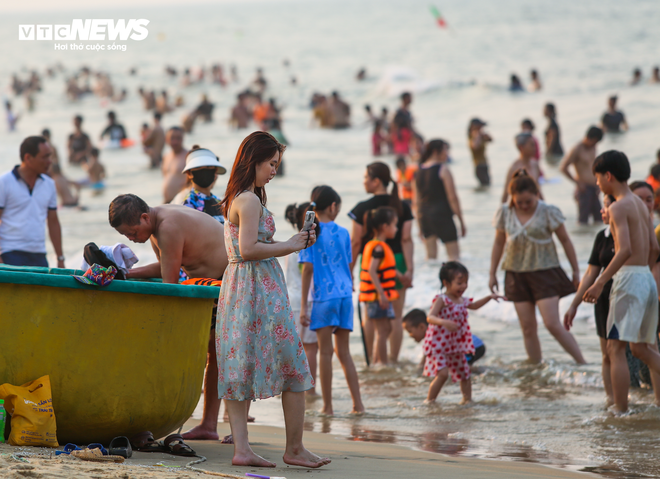 Hàng vạn người đổ xô đến bãi biển đẹp nhất Hà Tĩnh, nhiều khách sạn ‘cháy phòng’ - Ảnh 5.