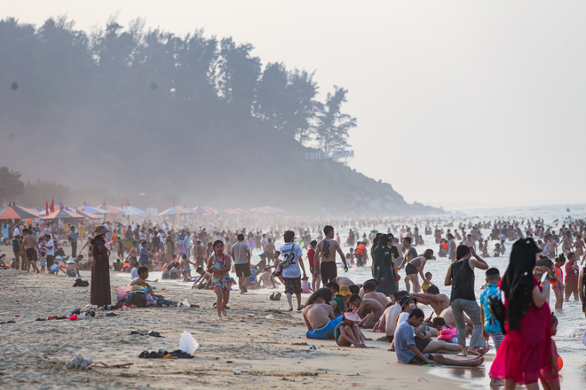 Hàng vạn người đổ xô đến bãi biển đẹp nhất Hà Tĩnh, nhiều khách sạn ‘cháy phòng’ - Ảnh 4.