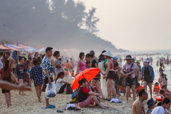 Hàng vạn người đổ xô đến bãi biển đẹp nhất Hà Tĩnh, nhiều khách sạn ‘cháy phòng’ - Ảnh 3.