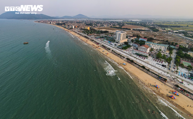 Hàng vạn người đổ xô đến bãi biển đẹp nhất Hà Tĩnh, nhiều khách sạn ‘cháy phòng’ - Ảnh 2.