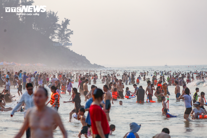 Hàng vạn người đổ xô đến bãi biển đẹp nhất Hà Tĩnh, nhiều khách sạn ‘cháy phòng’ - Ảnh 1.