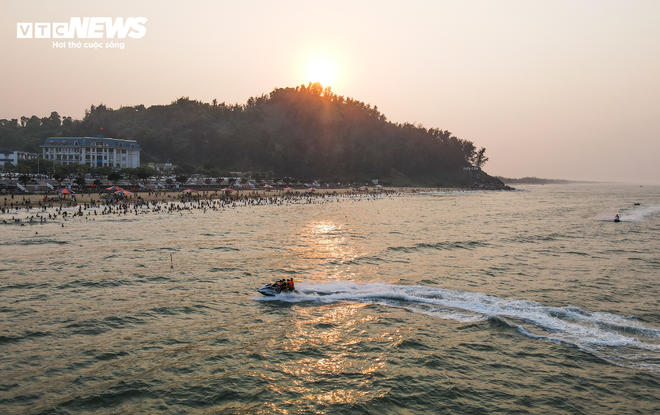 Hàng vạn người đổ xô đến bãi biển đẹp nhất Hà Tĩnh, nhiều khách sạn ‘cháy phòng’ - Ảnh 14.