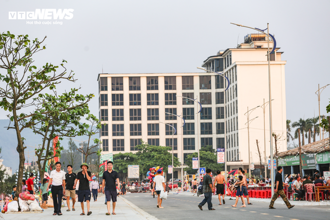 Hàng vạn người đổ xô đến bãi biển đẹp nhất Hà Tĩnh, nhiều khách sạn ‘cháy phòng’ - Ảnh 13.