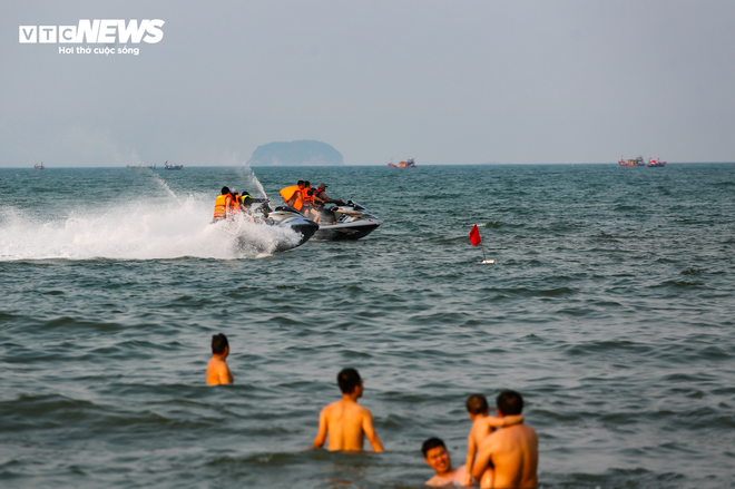 Hàng vạn người đổ xô đến bãi biển đẹp nhất Hà Tĩnh, nhiều khách sạn ‘cháy phòng’ - Ảnh 12.