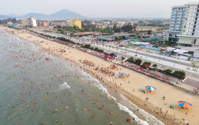 Hàng vạn người đổ xô đến bãi biển đẹp nhất Hà Tĩnh, nhiều khách sạn ‘cháy phòng’ - Ảnh 11.
