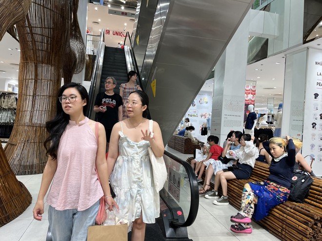 Nắng nóng rát mặt, người dân TPHCM đổ xô đến trung tâm thương mại - Ảnh 7.