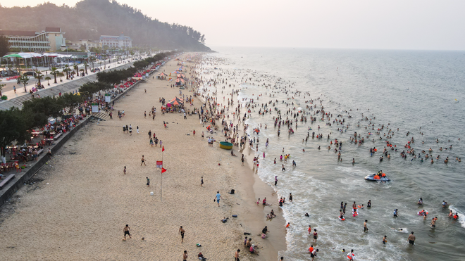 Hàng vạn người đổ xô đến bãi biển đẹp nhất Hà Tĩnh, nhiều khách sạn ‘cháy phòng’ - Ảnh 10.