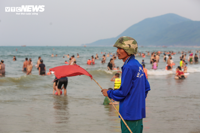 Hàng vạn người đổ xô đến bãi biển đẹp nhất Hà Tĩnh, nhiều khách sạn ‘cháy phòng’ - Ảnh 9.
