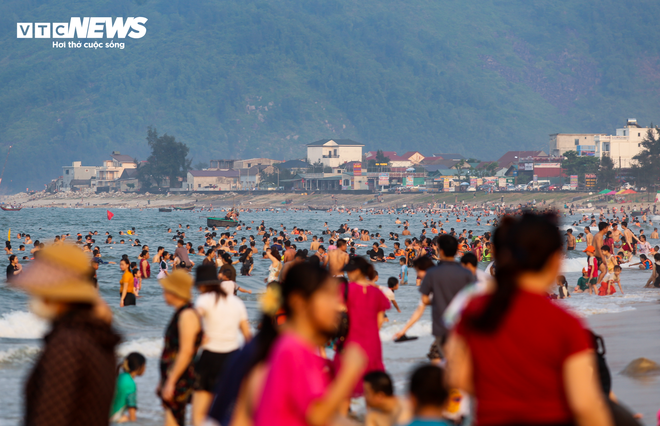 Hàng vạn người đổ xô đến bãi biển đẹp nhất Hà Tĩnh, nhiều khách sạn ‘cháy phòng’ - Ảnh 8.