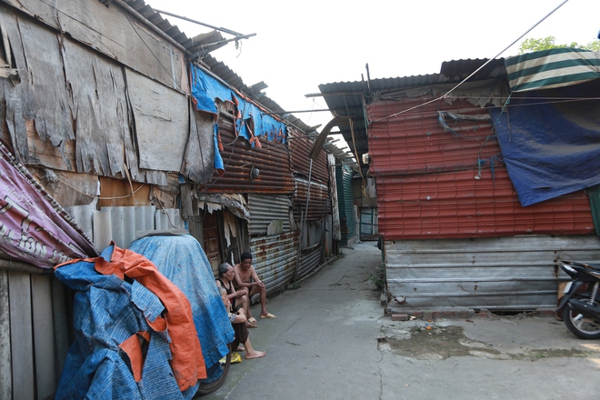 Người dân khu trọ ổ chuột oằn mình chống chọi nắng nóng 40 độ C ở Hà Nội - Ảnh 4.