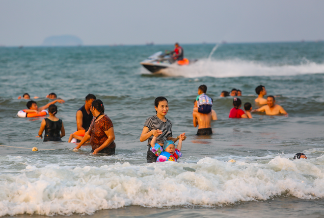 Hàng vạn người đổ xô đến bãi biển đẹp nhất Hà Tĩnh, nhiều khách sạn ‘cháy phòng’ - Ảnh 7.