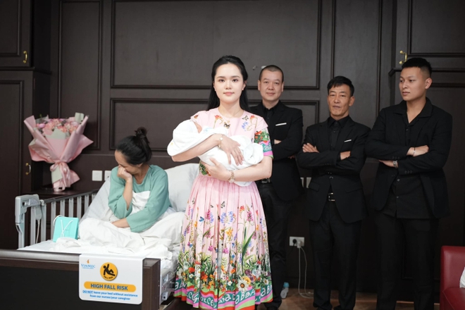 H&igrave;nh ảnh tr&aacute;i ngược của vợ Duy Mạnh: Khi l&ecirc;n đồ h&oacute;a tiểu thư sang chảnh, l&uacute;c ra s&acirc;n b&oacute;ng th&igrave; giản dị đến bất ngờ - Ảnh 5.