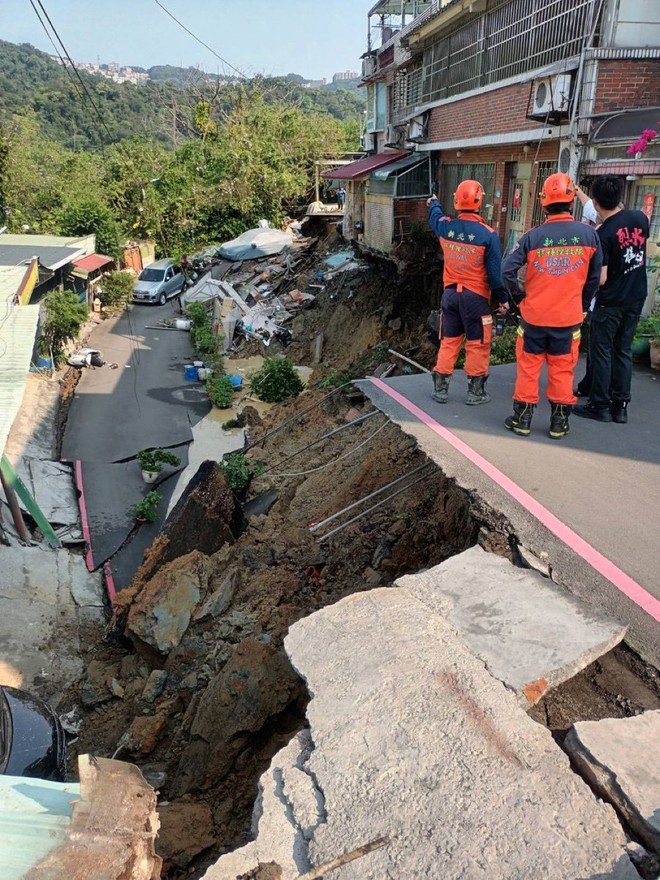 Động đất kinh hoàng tại Đài Loan: Tàu điện trên cao rung lắc dữ dội, hành khách sợ hãi chống chọi với rung chấn - Ảnh 1.