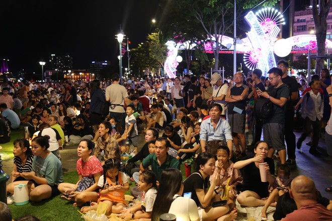 H&agrave;ng vạn người d&acirc;n TP.HCM m&atilde;n nh&atilde;n với m&agrave;n ph&aacute;o hoa rực s&aacute;ng tr&ecirc;n bầu trời mừng ng&agrave;y 30/4 - Ảnh 9.