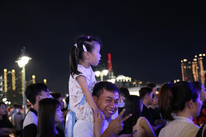 Hàng vạn người dân TP.HCM mãn nhãn với màn pháo hoa rực sáng trên bầu trời mừng ngày 30/4 - Ảnh 12.
