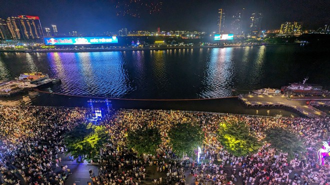 H&agrave;ng vạn người d&acirc;n TP.HCM m&atilde;n nh&atilde;n với m&agrave;n ph&aacute;o hoa rực s&aacute;ng tr&ecirc;n bầu trời mừng ng&agrave;y 30/4 - Ảnh 14.